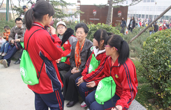 游园休息中，基金会李忠勤副秘书长与学生们亲切谈心.jpg