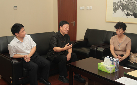 授渔基金专家委员会专家杨农、授渔基金秘书长高继辉向李副主席汇报工作.jpg 授渔基金专家委员会专家杨农、授渔基金秘书长高继辉向李副主席汇报工作.jpg