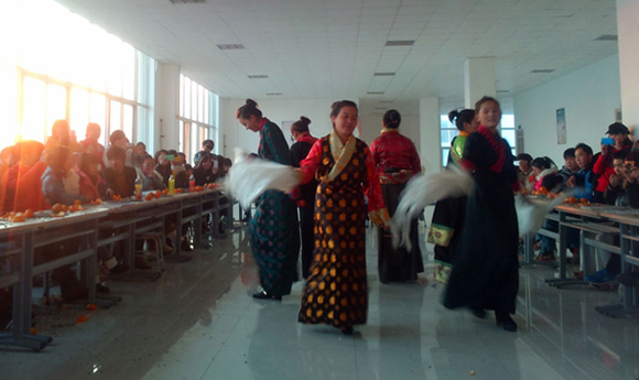 西藏学生盛装献舞.jpg