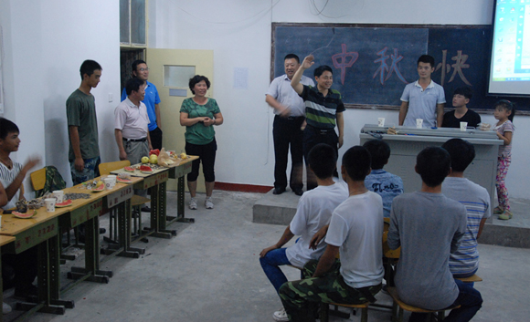 高继辉主任、张剑锋校长及老师们和学生们一起玩游戏.jpg 高继辉主任、张剑锋校长及老师们和学生们一起玩游戏.jpg