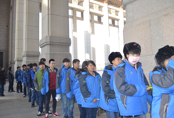 学生们井然有序地在国家博物馆门前排队.jpg 学生们井然有序地在国家博物馆门前排队.jpg