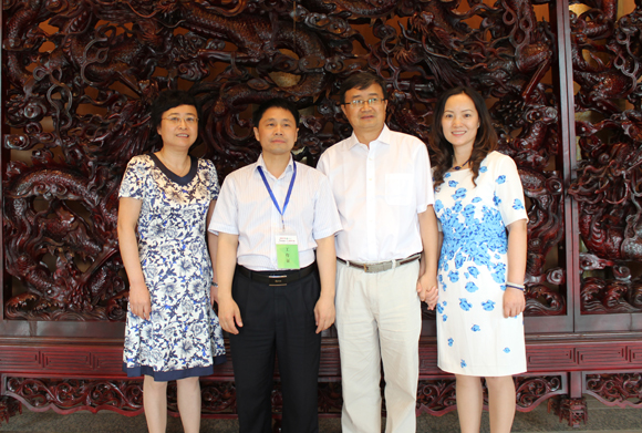 图为周新平夫妇(右一、右二)参加”授渔计划——千人助学行动“时合影.jpg 图为周新平夫妇(右一、右二)参加”授渔计划——千人助学行动“时合影.jpg