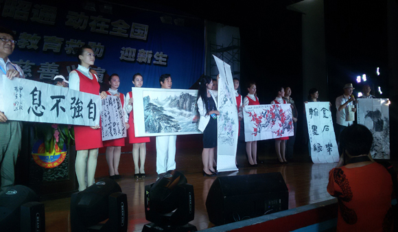 助力活动现场的书画家们.jpg 助力活动现场的书画家们.jpg