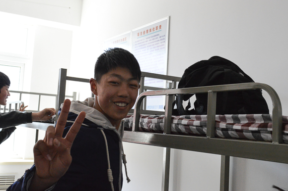 住进员工宿舍,学生们按耐不住心中的喜悦.jpg 住进员工宿舍,学生们按耐不住心中的喜悦.jpg