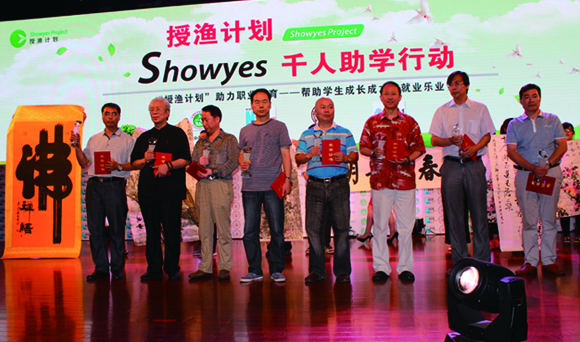 活动现场助力授渔计划的书画艺术家合影.jpg 活动现场助力授渔计划的书画艺术家合影.jpg