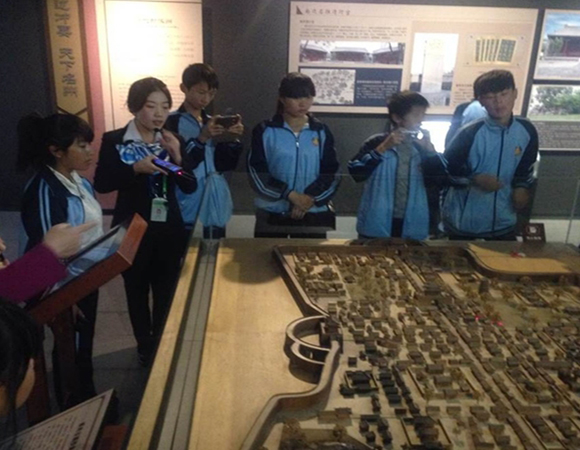 同学们认真聆听工作人员讲解.jpg 同学们认真聆听工作人员讲解.jpg