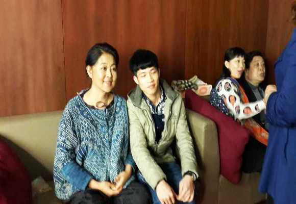 庄国星于4月10日在《等着我》节目录制现场与倪萍老师合影.jpg 庄国星于4月10日在《等着我》节目录制现场与倪萍老师合影.jpg