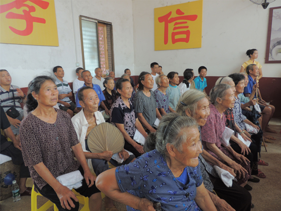 参加活动的父老乡亲.jpg 参加活动的父老乡亲.jpg