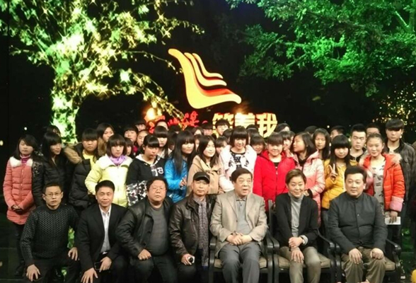 节目录制结束后,学生与主持人及嘉宾合影留念.jpg 节目录制结束后,学生与主持人及嘉宾合影留念.jpg