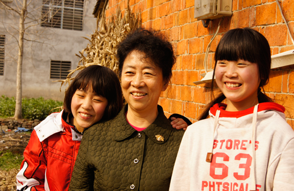 李忠勤秘书长与受助学生张晶晶、李香同学亲密合影.jpg