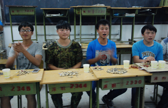 学生们愉快的笑脸.jpg 学生们愉快的笑脸.jpg