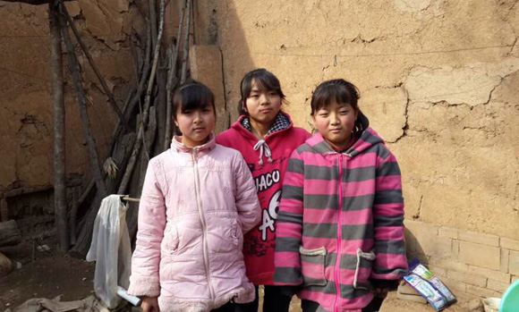 受助学生刘欠与两个妹妹合影.jpg 受助学生刘欠与两个妹妹合影.jpg