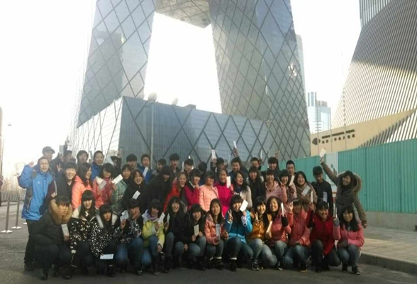 学生们第一次来到中央电视台,特别开心.jpg 学生们第一次来到中央电视台,特别开心.jpg