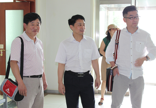 授渔基金执行主任兼秘书长高继辉(中)、副秘书长刘宇(右).jpg 授渔基金执行主任兼秘书长高继辉(中)、副秘书长刘宇(右).jpg