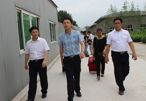 授渔主任高继辉(左)、九合食品有限公司总经理张建刚(中)、涿州职教中心副校长刘晨光(右).jpg 授渔主任高继辉(左)、九合食品有限公司总经理张建刚(中)、涿州职教中心副校长刘晨光(右).jpg