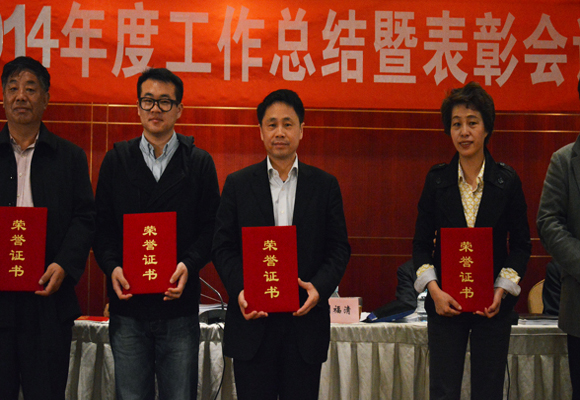 高秘书长(左三)上台领奖.jpg 高秘书长(左三)上台领奖.jpg