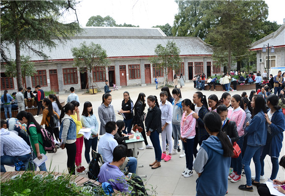 “授渔计划”老师和学生一对一面谈.jpg “授渔计划”老师和学生一对一面谈.jpg