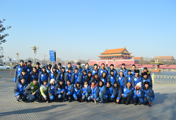 活动结束后,学生在天安门广场合影留念.jpg 活动结束后,学生在天安门广场合影留念.jpg