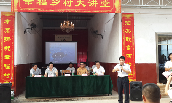 中国社会福利基金会授渔基金执行主任高继辉先生在启动仪式上与学生互动.jpg 中国社会福利基金会授渔基金执行主任高继辉先生在启动仪式上与学生互动.jpg