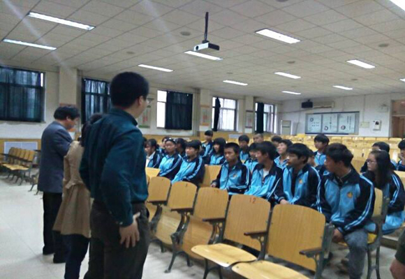 学生们积极与老师互动,提问问题.jpg 学生们积极与老师互动,提问问题.jpg