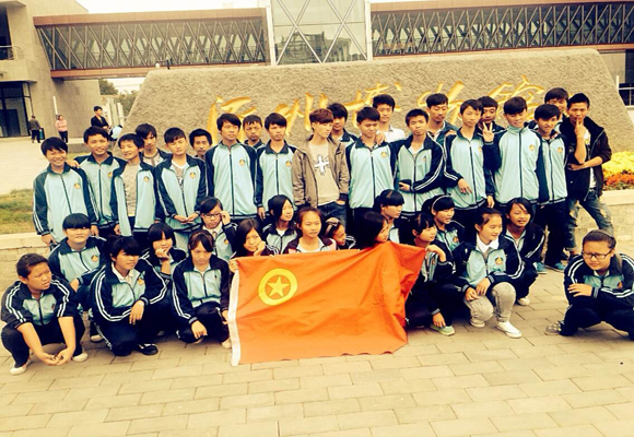 同学们在博物馆门前合影留念.jpg 同学们在博物馆门前合影留念.jpg