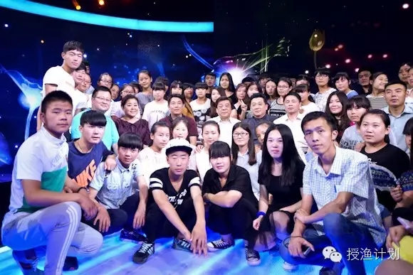 在《等着我》现场与倪萍老师、赵忠祥老师及郁钧剑老师等合影.jpg 在《等着我》现场与倪萍老师、赵忠祥老师及郁钧剑老师等合影.jpg