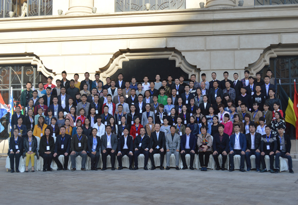 中国服务研讨班学生合影留念.jpg 中国服务研讨班学生合影留念.jpg