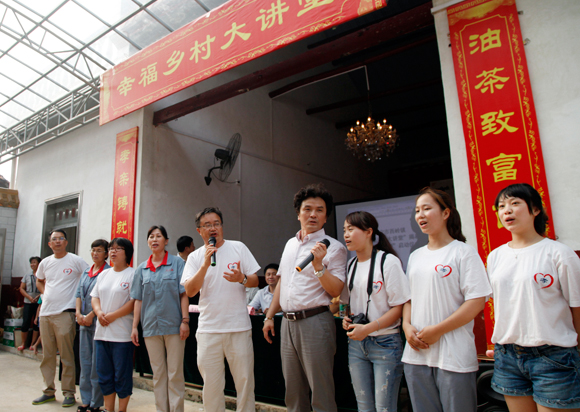 周新平董事长、张天甫先生活动现场与大家表演互动.jpg 周新平董事长、张天甫先生活动现场与大家表演互动.jpg