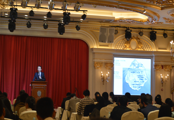 北京宴总经理杨秀龙为学员讲述中国服务理念.jpg 北京宴总经理杨秀龙为学员讲述中国服务理念.jpg