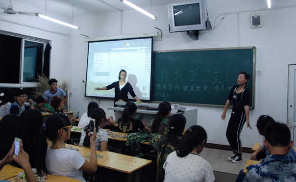 学生们自备节目助兴.jpg 学生们自备节目助兴.jpg