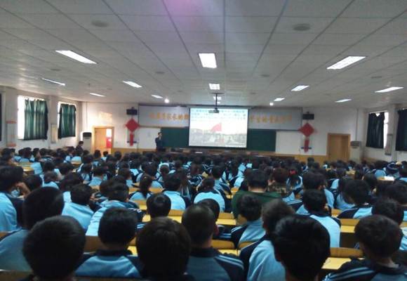 “授渔计划”老师向学生们作项目介绍.jpg “授渔计划”老师向学生们作项目介绍.jpg