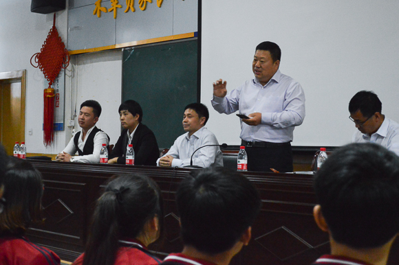张校长鼓励学生们珍惜就业机会.jpg 张校长鼓励学生们珍惜就业机会.jpg