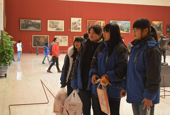 几位女生在国家博物馆认真观看伟大祖国的复兴之路.jpg 几位女生在国家博物馆认真观看伟大祖国的复兴之路.jpg