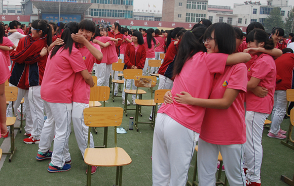 活动现场,学生一起参与互动.jpg 活动现场,学生一起参与互动.jpg