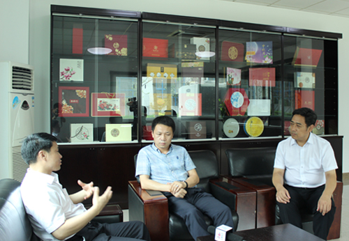 授渔计划主任高继辉(左一)与企业交流学生实习期间情况.jpg 授渔计划主任高继辉(左一)与企业交流学生实习期间情况.jpg