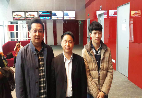 庄国星于4月10日在《等着我》节目录制现场与郁钧剑老师及高继辉秘书长合影.jpg 庄国星于4月10日在《等着我》节目录制现场与郁钧剑老师及高继辉秘书长合影.jpg