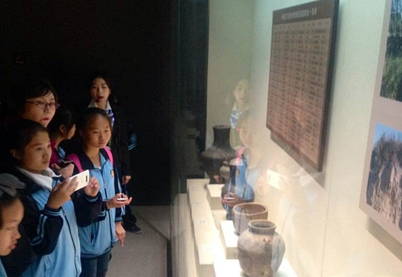 同学们纷纷拿出手机拍照留念.jpg 同学们纷纷拿出手机拍照留念.jpg