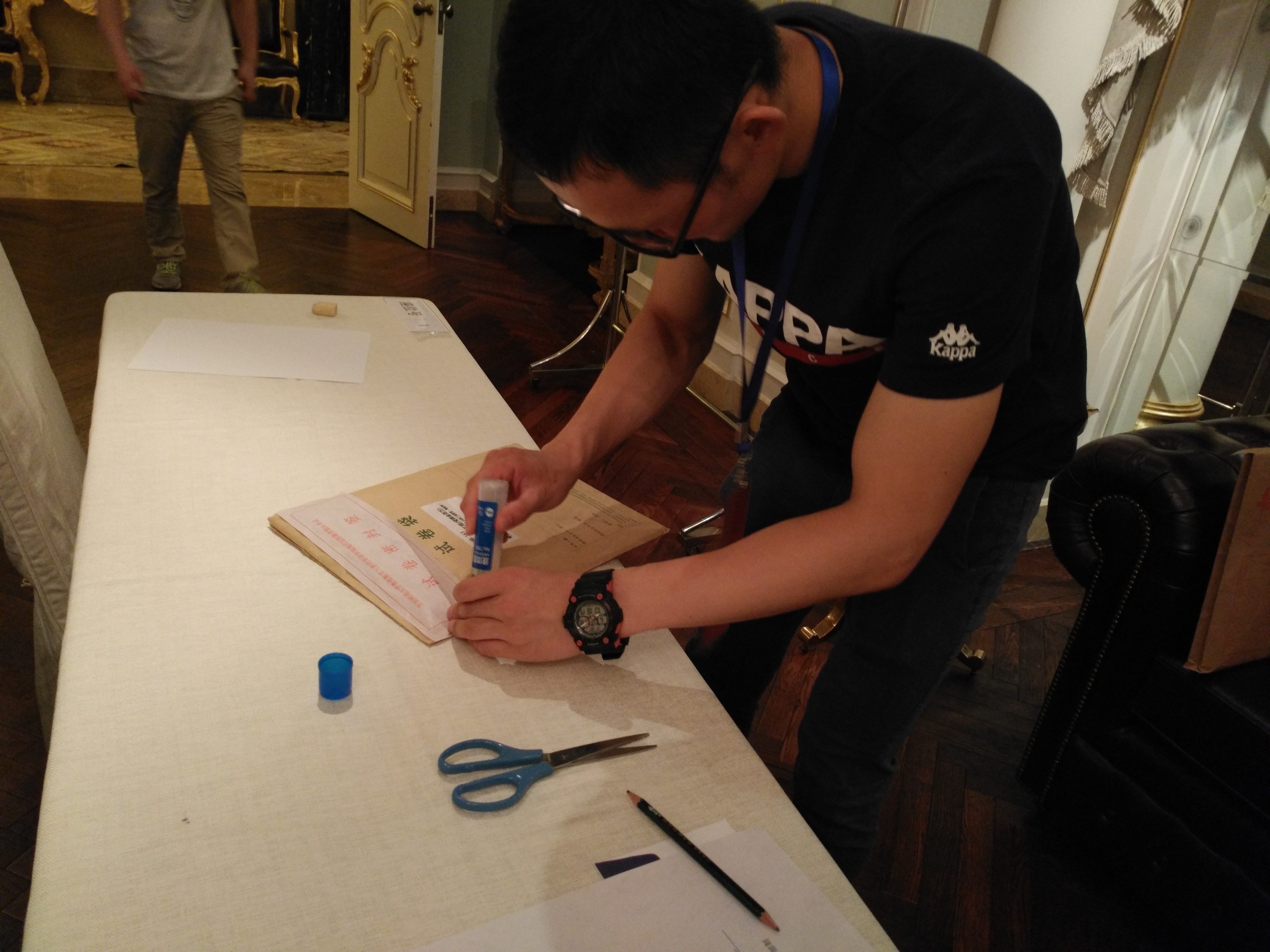 考试结束,监考老师封装试卷.jpg 考试结束,监考老师封装试卷.jpg