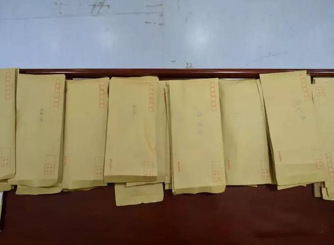 考生上交手机,确保考试纪律.jpg 考生上交手机,确保考试纪律.jpg