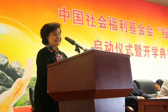 缪力理事长在启动仪式暨开学典礼上做重要讲话.jpg 缪力理事长在启动仪式暨开学典礼上做重要讲话.jpg