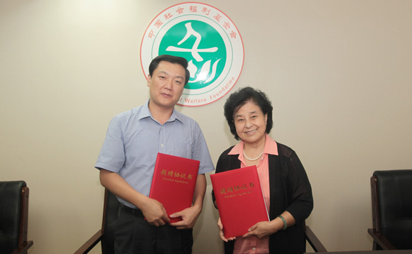 潍坊鑫易电声科技有限公司董事长王英明与中国社会福利基金会副理事长兼秘书长缪力签约捐赠.jpg