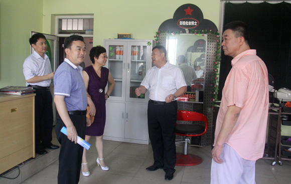 民政部社会救助司副司长公维春一行参观涿州职教中心实训教室.jpg 民政部社会救助司副司长公维春一行参观涿州职教中心实训教室.jpg