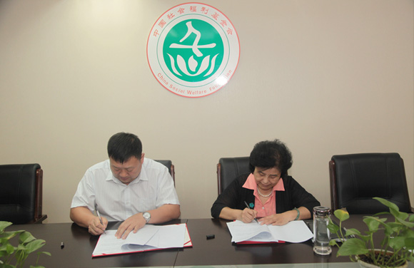 河北省涿州职教中心校长张剑锋与中国社会福利基金会副理事长兼秘书长缪力签约成为“授渔计划”项目学校.jpg 河北省涿州职教中心校长张剑锋与中国社会福利基金会副理事长兼秘书长缪力签约成为“授渔计划”项目学校.jpg