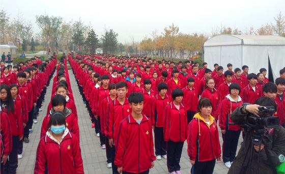 学生们列队有序参加活动启动仪式.jpg 学生们列队有序参加活动启动仪式.jpg