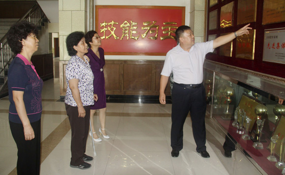 张剑锋校长向缪力副理事长、李忠勤副秘书长介绍学校发展历程.jpg 张剑锋校长向缪力副理事长、李忠勤副秘书长介绍学校发展历程.jpg