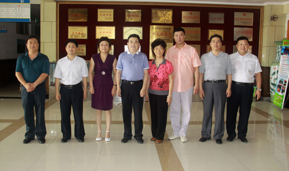 参会领导合影.jpg 参会领导合影.jpg