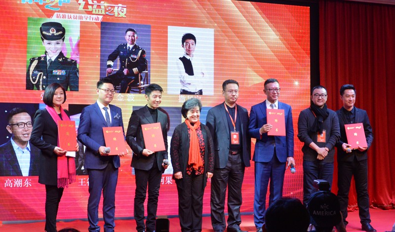 15中国社会福利基金会秘书长缪力、中国青年网副总裁兼总经理金瑞、中央电视台团委副书记王强强为志愿者颁发聘书.jpg 15中国社会福利基金会秘书长缪力、中国青年网副总裁兼总经理金瑞、中央电视台团委副书记王强强为志愿者颁发聘书.jpg