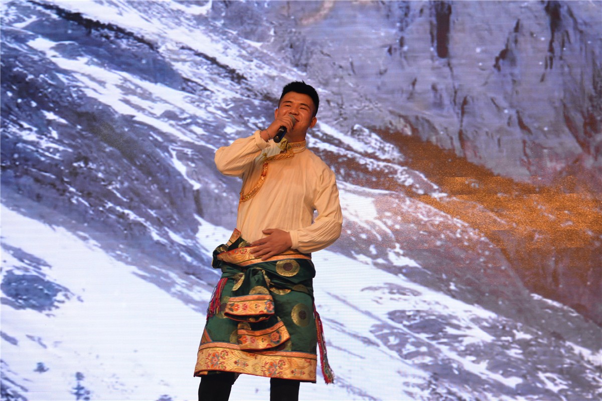 授渔计划藏族学生次仁旺堆带来节目表演.jpg