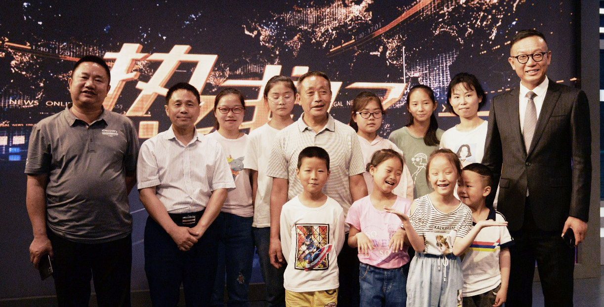 4、孩子们在授渔计划首席志愿者、中央电视台著名主持人潮东的带领下参观CCTV《热线12》演播室.png