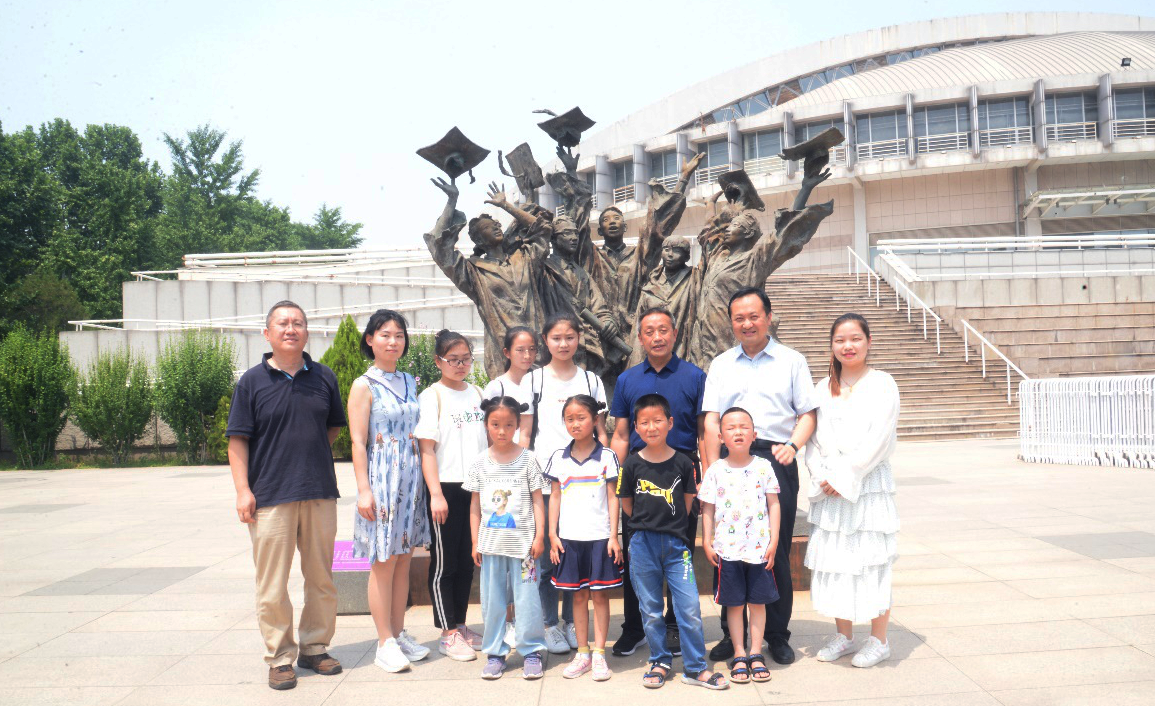 12、清华大学继续教育学院刁书记与师生们在清华大学毕业典礼雕塑前合影.png 12、清华大学继续教育学院刁书记与师生们在清华大学毕业典礼雕塑前合影.png